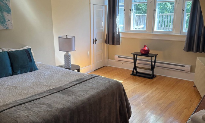 Waterford Valley Apartment | Executive 2 Bedroom Downtown Apartment Midstream Manor Unit 8