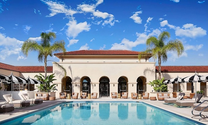 Pasadena Hotel | Executive Corner 1 King Bed w/Balcony & Pool View Room at Pasadena Hotel