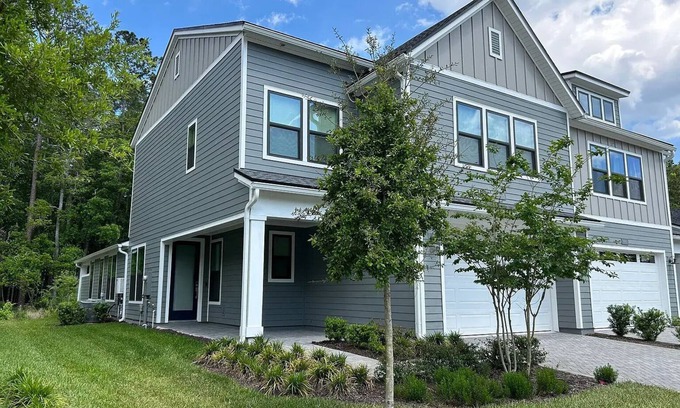 Deercreek House | Executive Corporate housing close to Jaguars, Golf, beaches and St. Augustine.