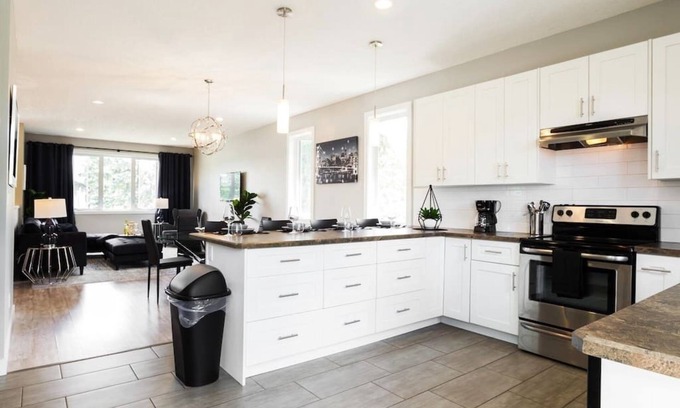 Jasper Place House | ★Executive Home★Garage⚡WiFi & NFLX ★Sanitized✔Long Stays!