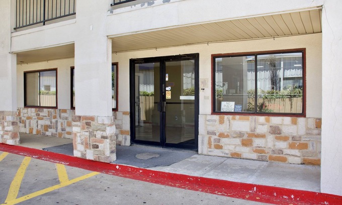 Central Arlington Hotel | Executive Inn of Arlington, Near AT&T Stadium