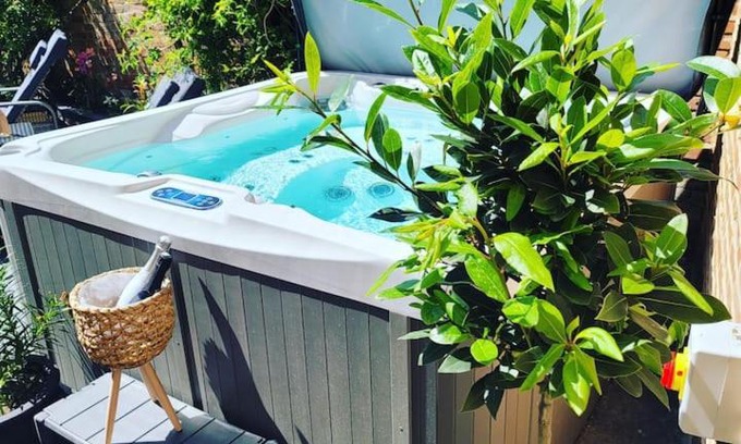 Saffron Walden Hotel | Executive Suite with Private HotTub, Full SkyTV in 600 Year Old Manor House