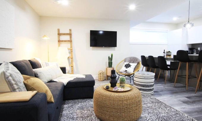 Edmonton Condo | ★Executive Suite★King Bed✔5 min to DT & Whyte Ave!