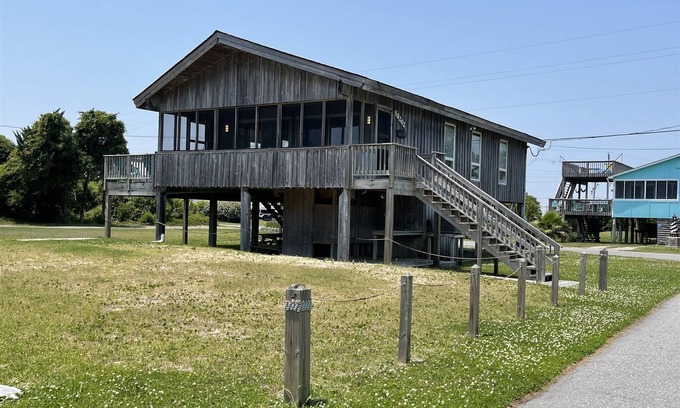 Hatteras Cottage | Exhale is Pet Friendly and close to Teach's Lair Marina and at the southern end of Hatteras Village!