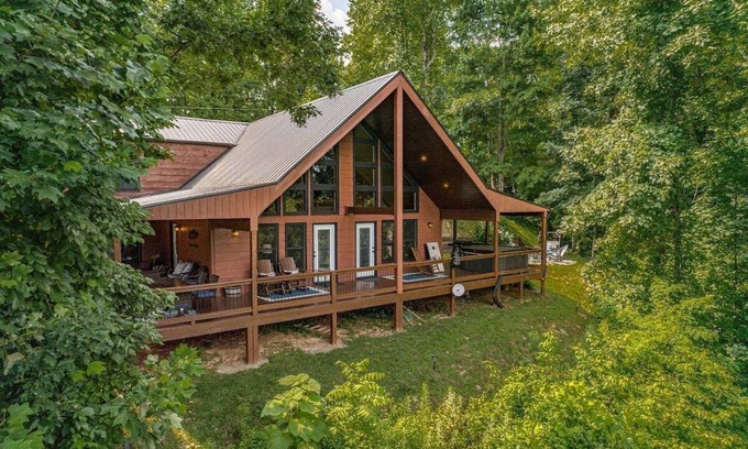Bryson City Cabin | Experience breathtaking mountain views at Changes in Altitude!