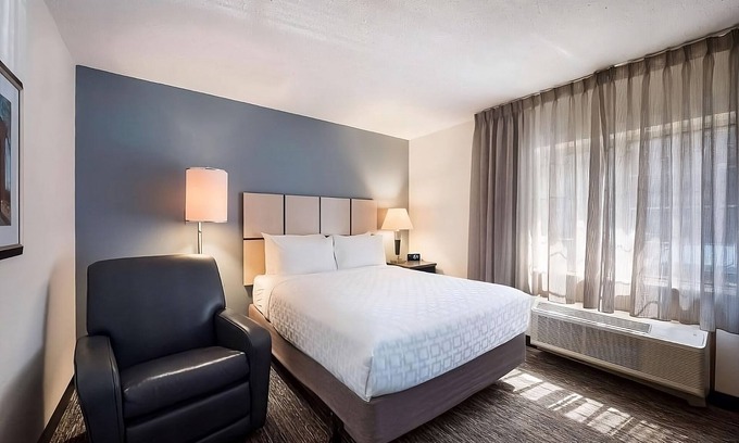 North Olmsted Resort | Experience Convenient Stay in North Olmsted! Pet-Friendly Unit, w/Kitchenette