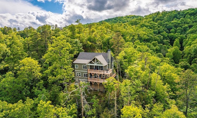 Bryson City House | Experience luxury at Fontana Grace