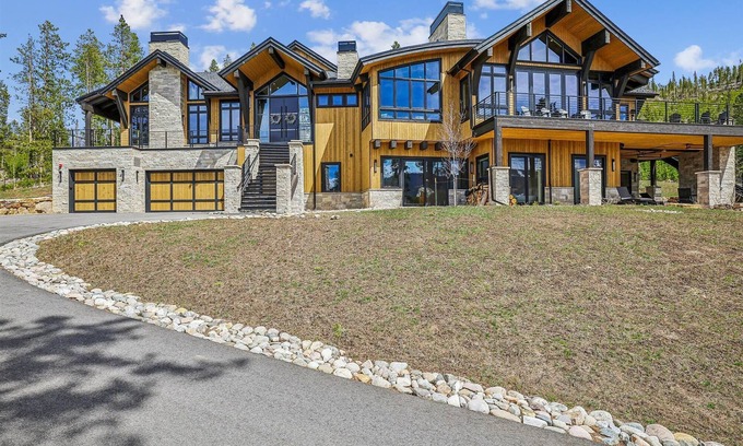 The Highlands House | Experience luxury at The Crowne Summit with stunning mountain views!