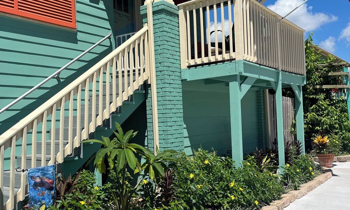 Galveston House | Experience Midtown charm near Galveston Seawall