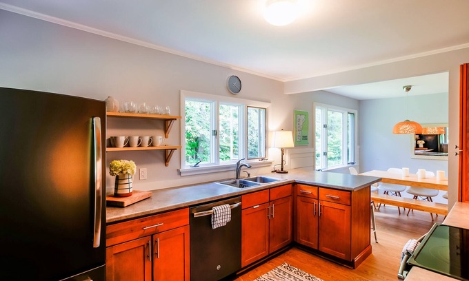 Stowe Area House | Experience Stowe charm, just a quick 12-min drive to ski slopes