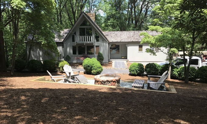 Charlottesville House | Experience Timeless Sophistication right in the Heart of Charlottesville!
