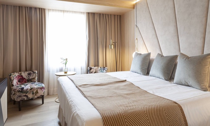 Sant Nicolau Hotel | Explore Historic Sites of Palam! Modern Suite with City View, Prime Location!
