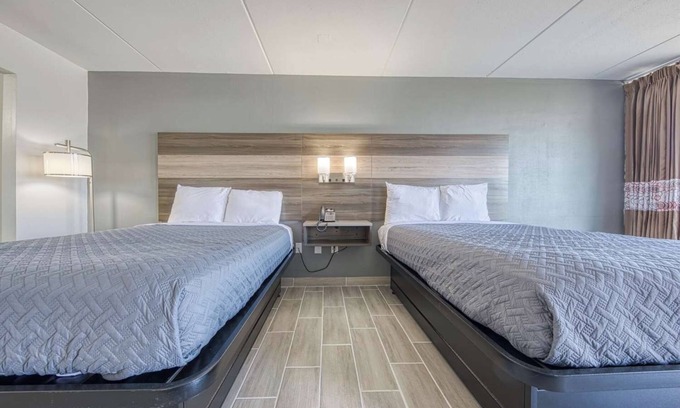 Revelo Hotel | Explore Stearns' History: 4 Rooms w/Pool, Free Breakfast, Near McCreary Museum