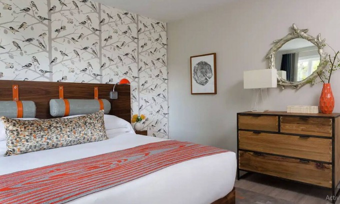 Stowe Area Hotel | Explore & Unwind | Lodge Stay Near Nature Trails, Coffee Shops & Attractions