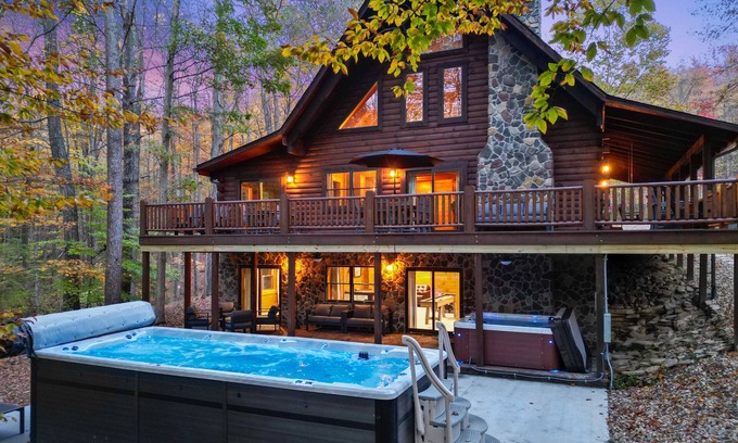 Logan Cabin | Explorer Lodge | Theatre Room | Hocking Hills
