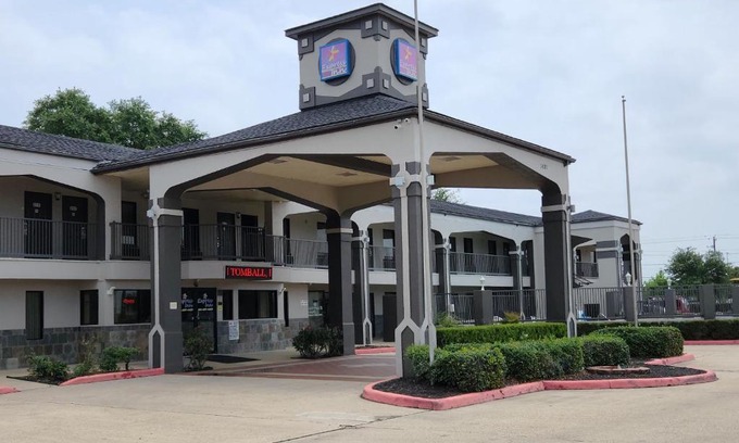 Tomball Hotel | Express Inn Tomball