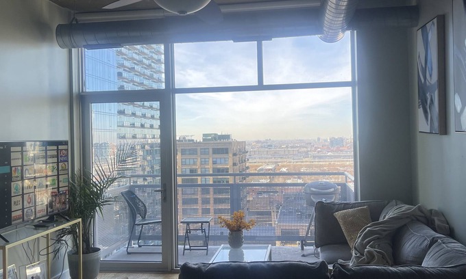South Loop Apartment | Exquisite 2-Bed Apt in Chicago's Vibrant SouthLoop neighborhood. Gym, 24hdoorman