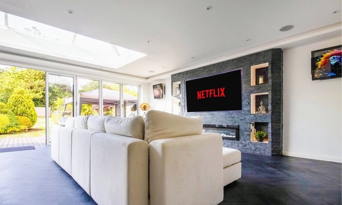 Hillingdon House | Exquisite 4-bed home in Northwood | Wifi and Parking