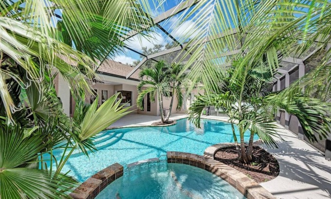 Palma Sola House | Exquisite modern home with pool - 10 min to beach
