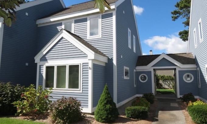 Brewster House | Exquisite Ocean Edge Townhouse With Pool Amenities