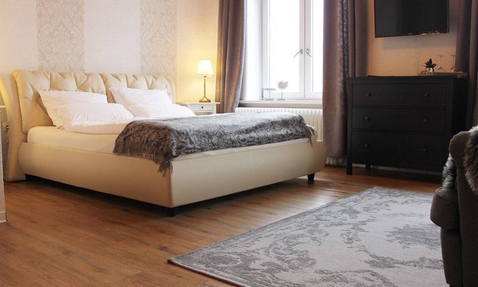 Toenning House | Extra-large double room with sofa bed + harbor view - Gästehaus Lexow