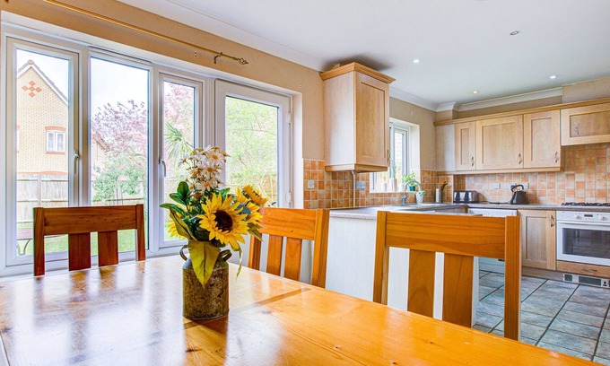 Ipswich Apartment | Extra Large Unit with Bathroom + Shared Kitchen
