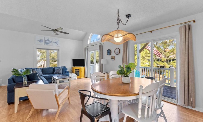 Emerald Isle House | Eyes of the Ocean - Peaceful Beach Retreat