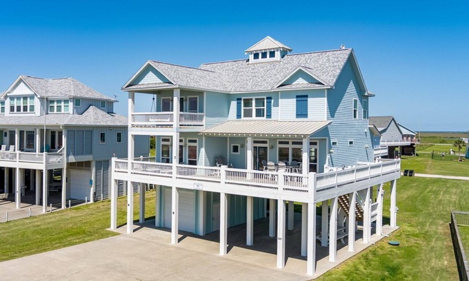 Port Bolivar House | EZ Come EZ Geaux - 4 Bedroom - 3.5 Bath - Close to beach, great views!