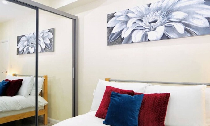 Redbridge Apartment | F3- 690 Cranbrook Rd · Stunning Apt | Free Parking | Private Garden
