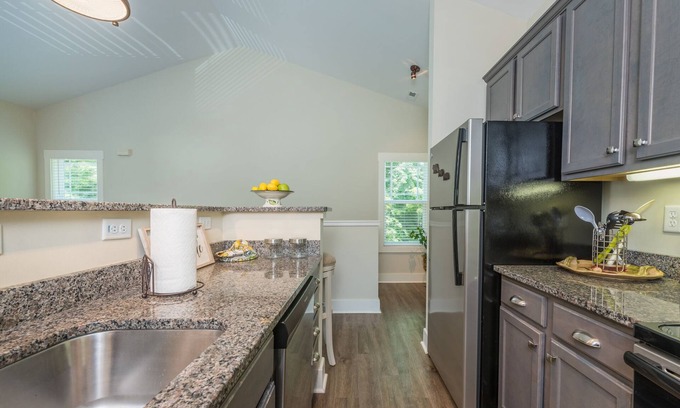 Five Points House | Fab NY Style Townhome 5 min to downtown Asheville 1 car garage!Ski Hike Bike!