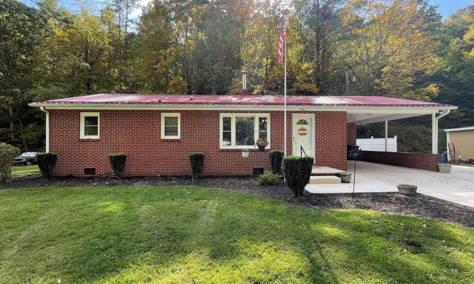Mountain City House | Fabulous 2-bedroom house next to beautiful creek in Mtn City/Laurel Bloomery