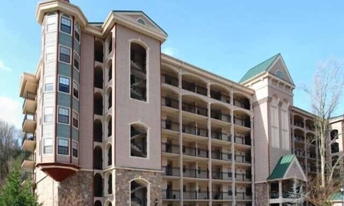 Gatlinburg Condo | FABULOUS CONDO ABOVE ROARING FORK STREAM w/MOUNTAIN VIEWS!n