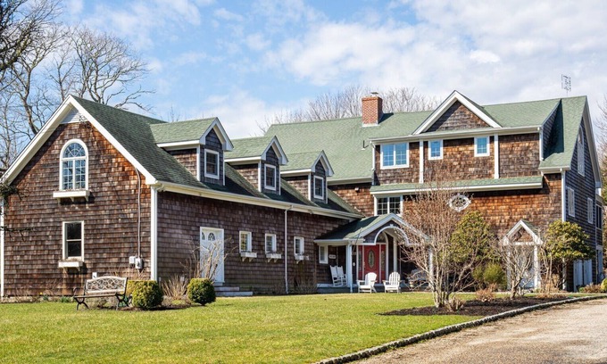 Narragansett House | Fabulous estate on country setting, minutes from area beaches