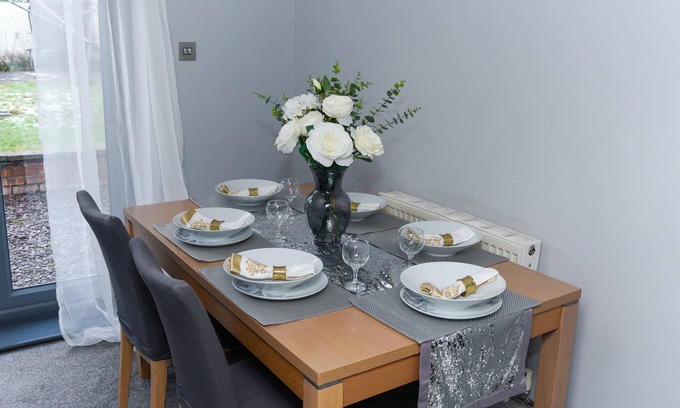Crewe House | Fabulous Home from Home 3 bed House