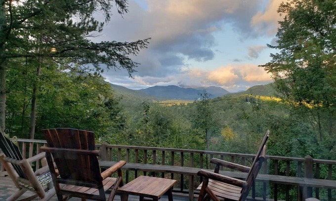 Bartlett Ski Chalet | Fabulous Mountain View Chalet close to Everything in North Conway. Pet Friendly