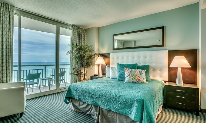 Downtown Myrtle Beach Condo | ❤️Fabulous Penthouse, Central MB, 2 Balconies,Watch Sunrise in Your Bed