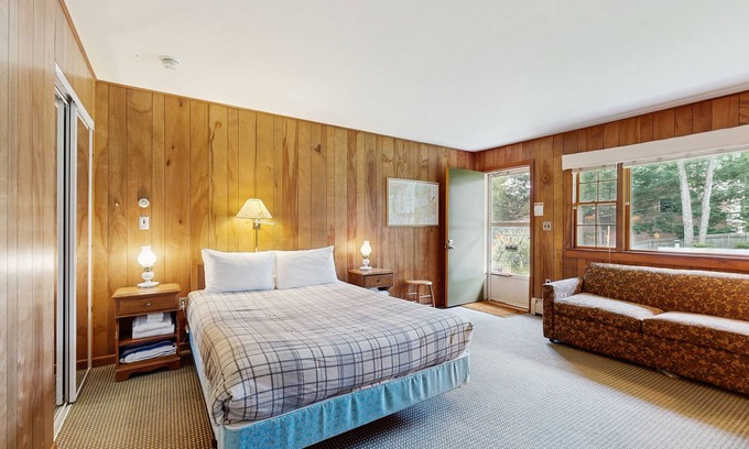 Alton Bay House | Fabulous studio suite just a few steps from the water w/WiFi, bay views