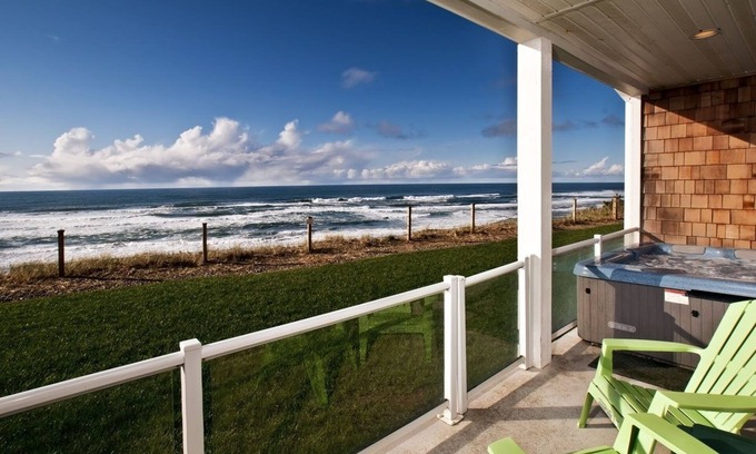 Lincoln City Condo | Fabulous views from this oceanfront condo with close access to beach