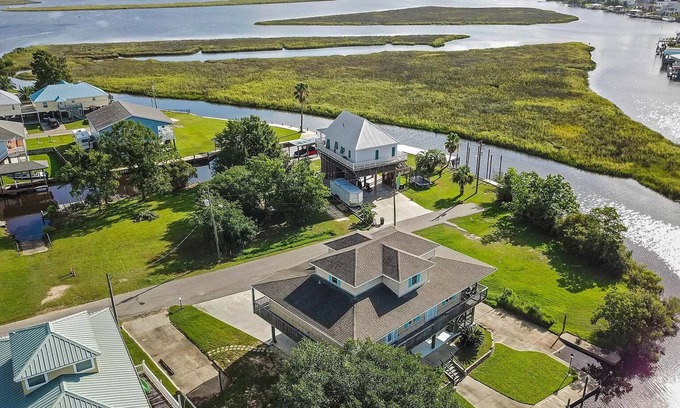 Shoreline Park House | Fabulous Waterfront House with Boat Launch