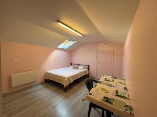 Roanne House | Face à la gare - Chambre 8