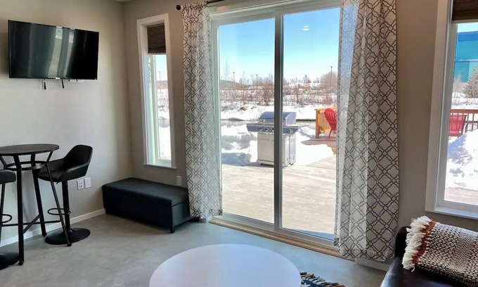 Fairbanks House | Fairbanks Alaska Short-Term Rental Waterfront Home Convenient Aurora Viewing