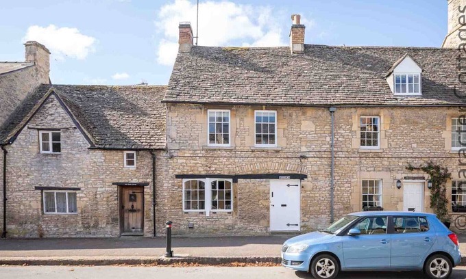 Chedworth Cottage | FAIRHOLME, pet friendly, character holiday cottage in Northleach
