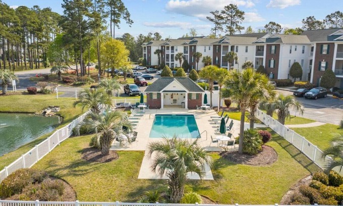 Carolina Forest Condo | Fairway Retreat w/3 bds, golf view, hot tub