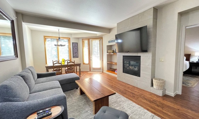 Mammoth Lakes Condo | Fairway view condo/large private deck/on bike path/close to hiking and lakes