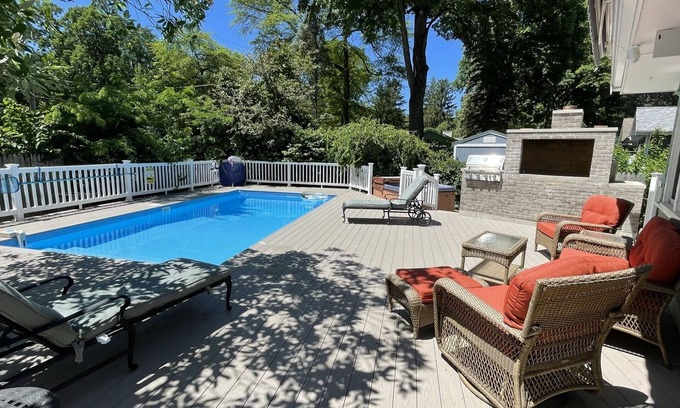 Union Pier House | Fall 2 nt min Private heated pool hot tub large deck blocks to Berrien beach