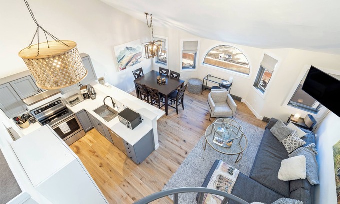 Telluride Condo | FALL COLORS ARE HERE! Lovely 2BR+loft/2Bath; pool/hot tub; Walk to everything!