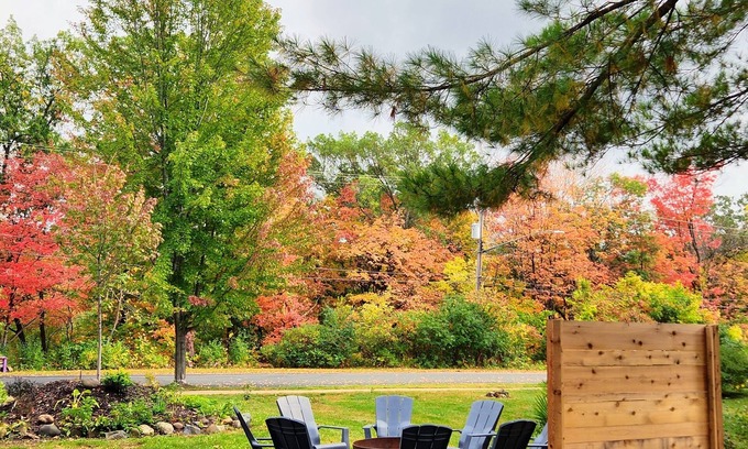 Taylors Falls House | Fall Colors on the St Croix River with King bed and NEW Sauna