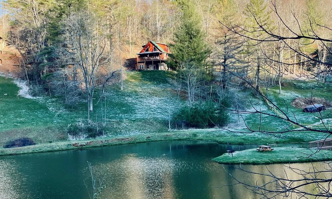 Grassy Creek Cabin | FALL ESCAPE 4-bedroom dog-friendly log cabin