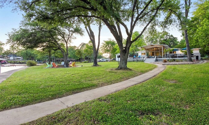 Cedar Creek Reservoir House | Fall Escape: Cedar Creek Lakefront Home w/Game Room & Dock—1hr SW of DFW