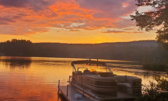 Freedom House | Fall Foliage Lakeside Getaway